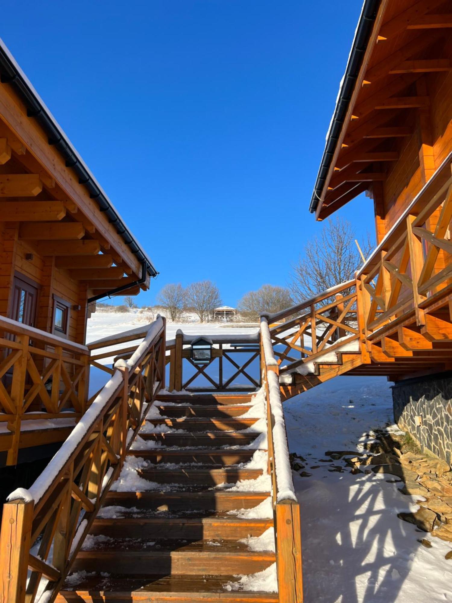 Houten Vakantiewoning "Reisnaarpolen" Royaal Ontbijt, Sauna En Hottub 차르나 구라 외부 사진