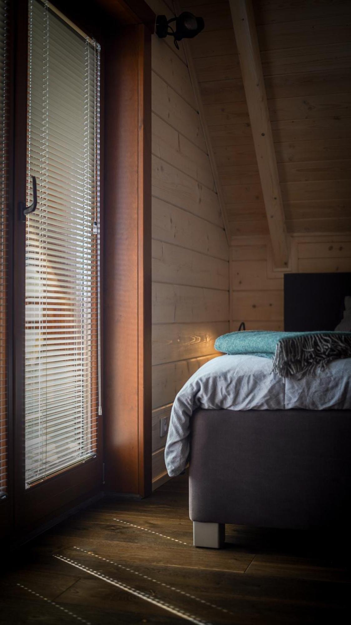 Houten Vakantiewoning "Reisnaarpolen" Royaal Ontbijt, Sauna En Hottub 차르나 구라 외부 사진