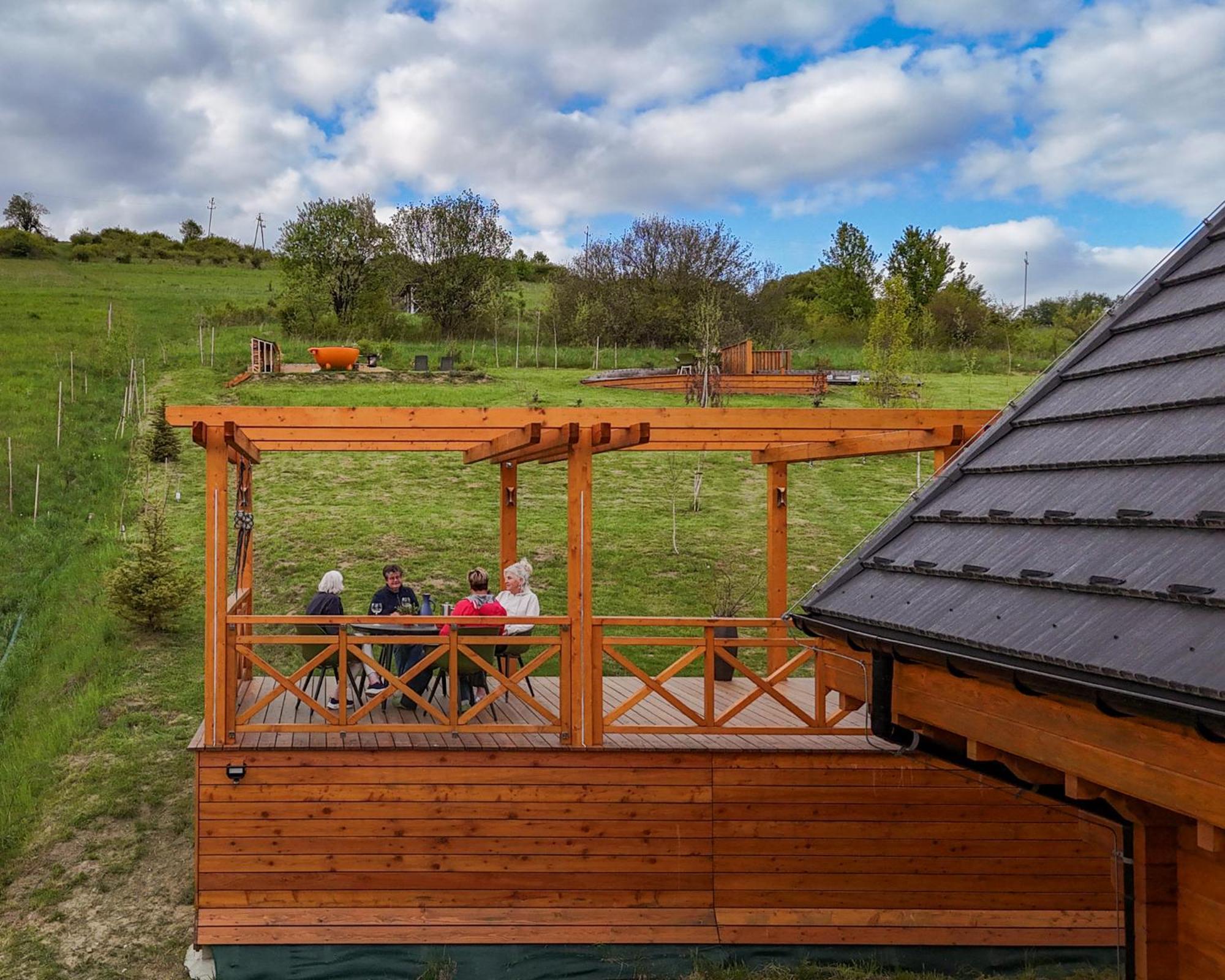 Houten Vakantiewoning "Reisnaarpolen" Royaal Ontbijt, Sauna En Hottub 차르나 구라 외부 사진